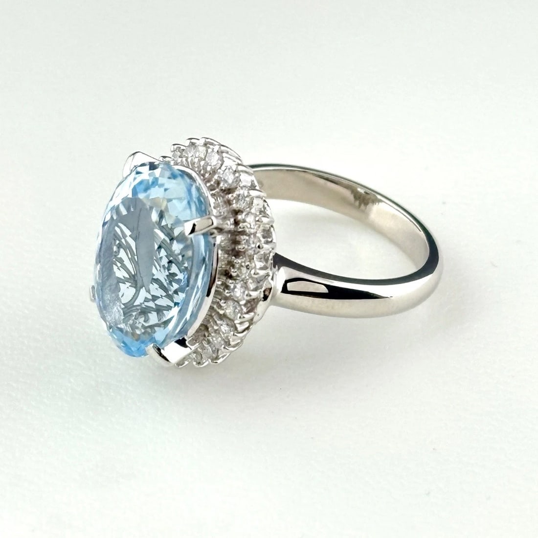 AQUAMARINE DESIGN RING PLATINUM MELEE DIAMOND RING: Aquamarine Design Ring Platinum Melee Diamond Ring Brand: Unbranded Type/Style: Ring Material: Pt850, Main Stone Aquamarine /Secondary Stone:Natural Color: None Size: US6.5 Accessories: None <