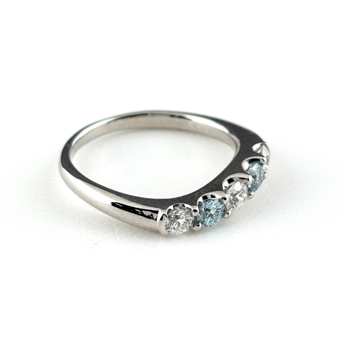MELEE DIAMOND DESIGN RING PLATINUM RING: Melee Diamond Design Ring Platinum Ring Brand: Unbranded Type/Style: Ring Material: Pt900, Main Stone Natural Color: None Size: US6.5 Accessories: None Accessories Notice: When purchasing pre-owned