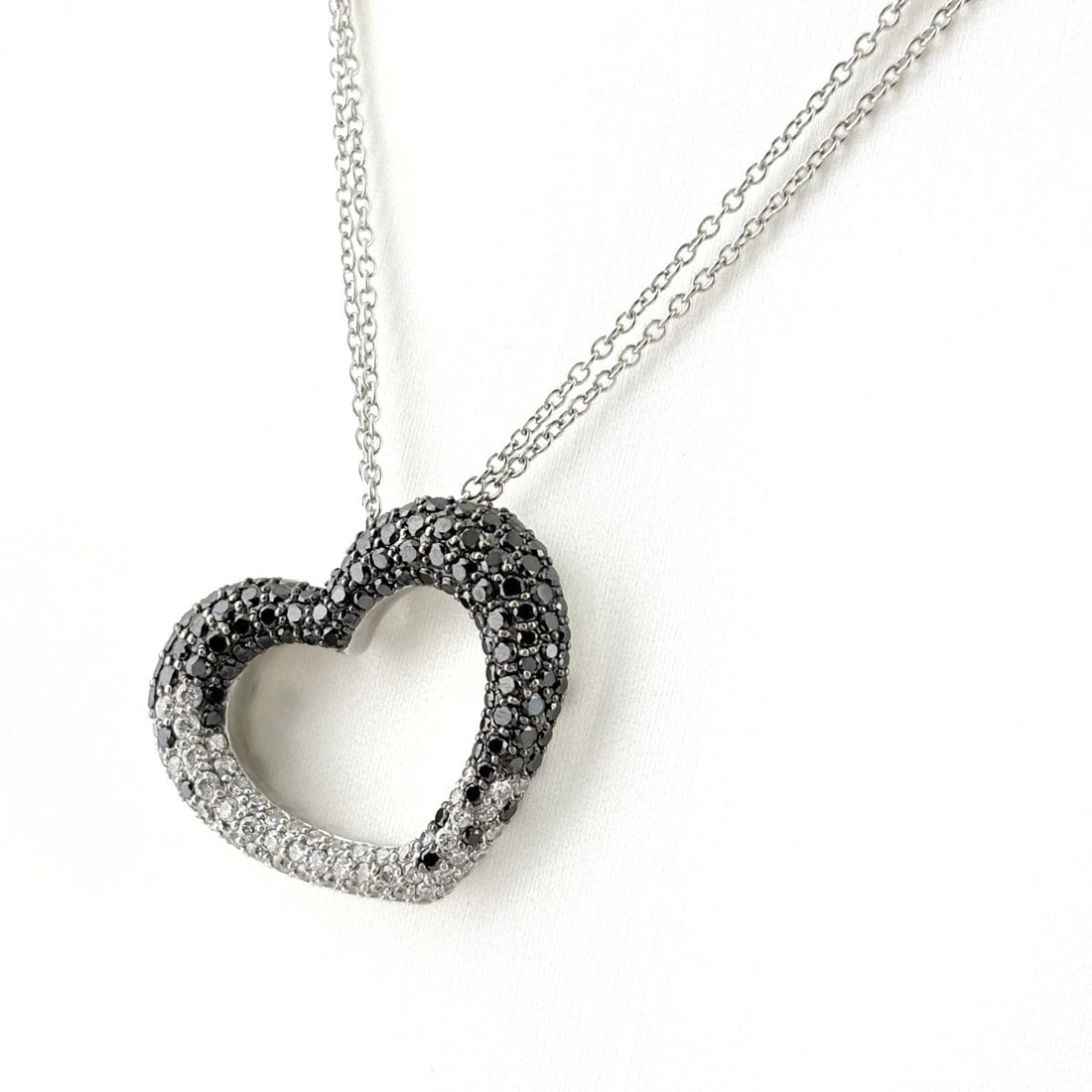 PONTE VECCHIO EMOZIONE NECKLACE WG PENDANT: Ponte Vecchio Emozione Necklace Wg Pendant Brand: Ponte Vecchio Type/Style: Necklace Material: 18K WG, Main Stone Natural Color: None Size: 23.8x28.5mm(0.9") Accessories: None Accessories Notice:
