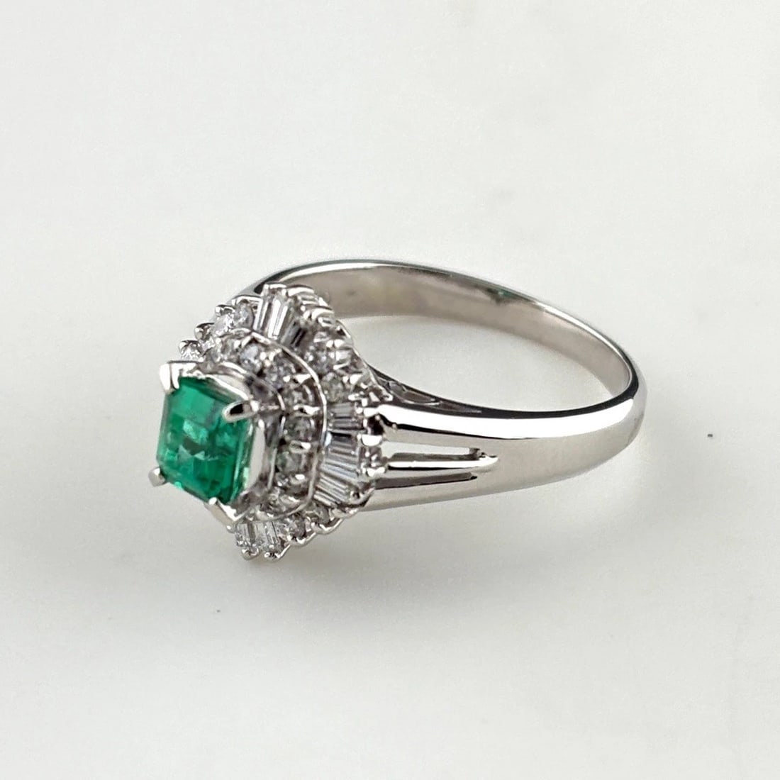 EMERALD DESIGN RING PLATINUM MELEE DIAMOND RING PT900: Emerald Design Ring Platinum Melee Diamond Ring Pt900 Brand: Unbranded Type/Style: Ring Material: Pt900, Main Stone Emerald /Secondary Stone:Natural Color: None Size: US5.5 Accessories: None <