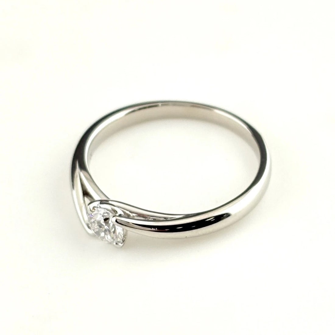 TASAKI DIAMOND RING PLATINUM RING PT1000: Tasaki Diamond Ring Platinum Ring Pt1000 Brand: TASAKI Type/Style: Ring Material: Pt1000, Main Stone Natural Color: None Size: US7 to 7.5 Accessories: None Accessories Notice: When purchasing