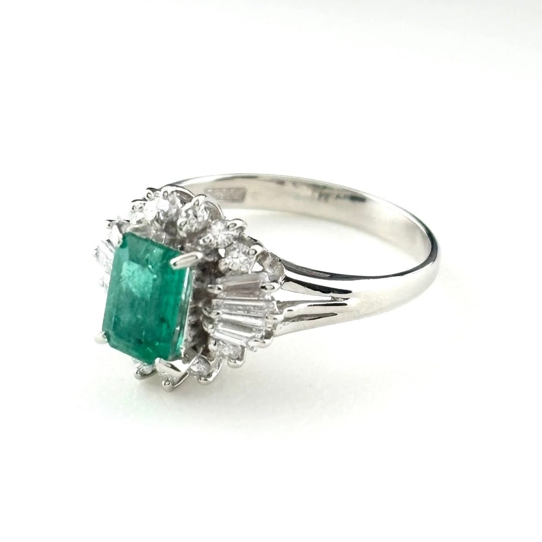 EMERALD PLATINUM RING MELEE DIAMOND RING: Emerald Platinum Ring Melee Diamond Ring Brand: Type/Style: Ring Material: Pt900, Main Stone Emerald /Secondary Stone:Natural Color: None Size: US5.5 Accessories: None Accessories Notice: