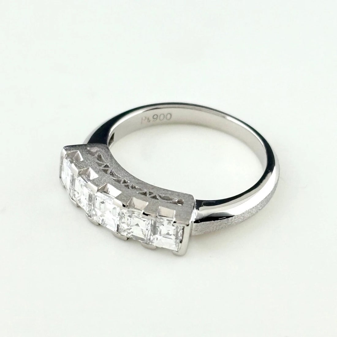 MELEE DIAMOND DESIGN RING PLATINUM RING PT900 DIAMOND: Melee Diamond Design Ring Platinum Ring Pt900 Diamond Brand: Unbranded Type/Style: Ring Material: Pt900, Main Stone Natural Color: None Size: US4.5 to 5 Accessories: None Accessories Notice: When