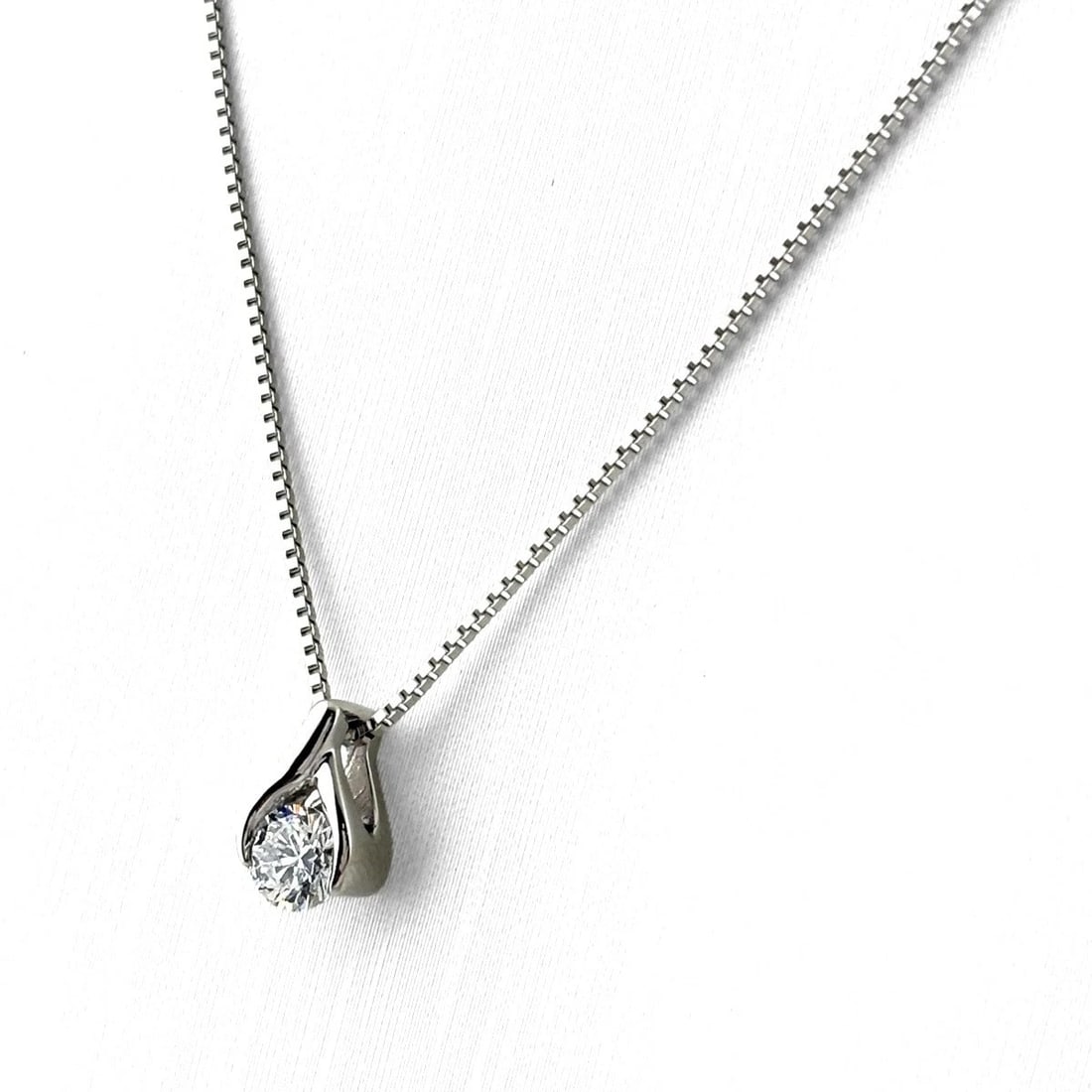 DIAMOND PLATINUM PENDANT NECKLACE PT900 PT850 DIAMOND: Diamond Platinum Pendant Necklace Pt900 Pt850 Diamond Brand: Unbranded Type/Style: Necklace Material: Pt900, Main Stone Natural Color: None Size: 8.8x5.6mm(0.3") Accessories: None Accessories Notice: