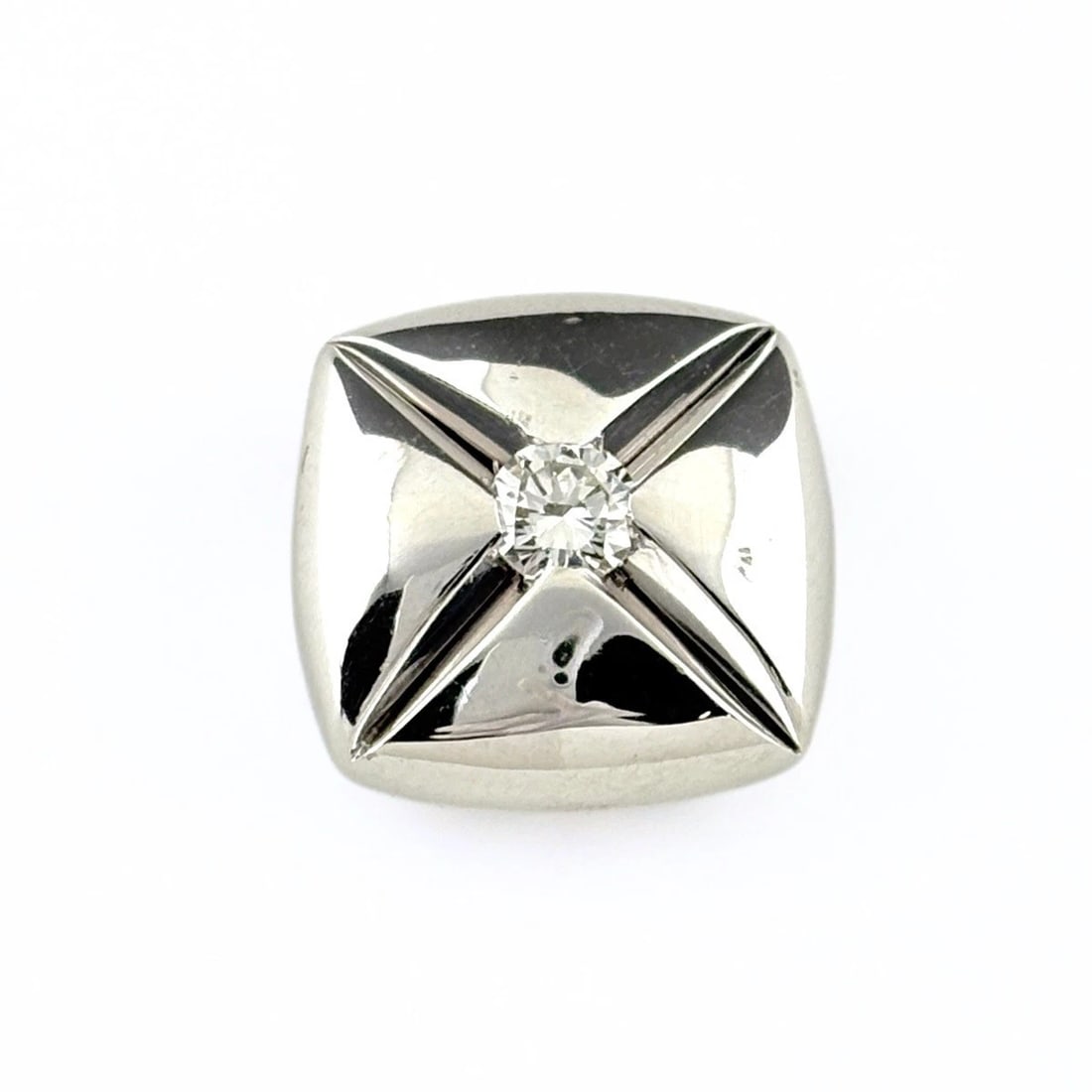 CHIMENTO DIAMOND PENDANT HEAD 750: Chimento Diamond Pendant Head 750 Brand: CHIMENTO Type/Style: Pendant Head Material: 750, Main Stone Natural Color: None Size: 13.5x13.1mm(0.5") Accessories: None Accessories Notice: When purchasing