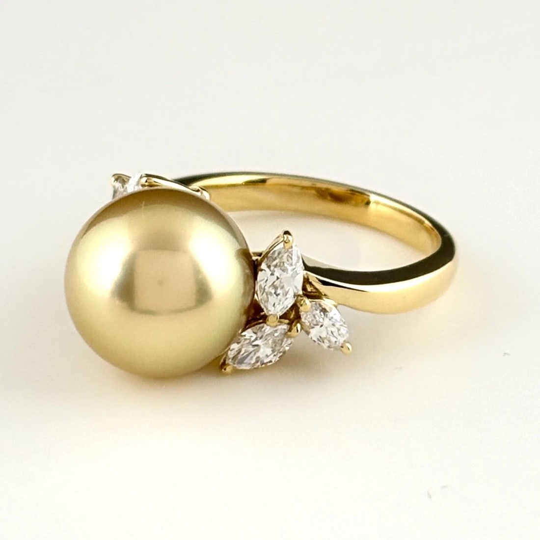 MIKIMOTO PEARL RING YG MELEE DIAMOND PEARL RING: Mikimoto Pearl Ring Yg Melee Diamond Pearl Ring Brand: MIKIMOTO Type/Style: Ring Material: 18K YG, Main Stone Pearl /Secondary Stone:Natural Color: YG Size: US6.5 Accessories: None Accesso