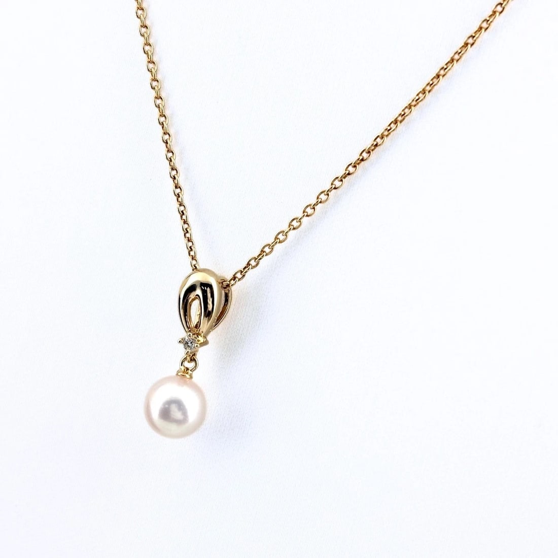 TASAKI PEARL YG PENDANT MELEE DIAMOND NECKLACE: Tasaki Pearl Yg Pendant Melee Diamond Necklace Brand: TASAKI Type/Style: Necklace Material: 18K YG, Main Stone Pearl /Secondary Stone:Natural Color: YG Size: 19.6x7.1mm(0.8") Accessories: None