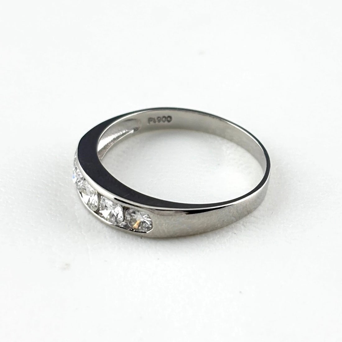 MELEE DIAMOND PLATINUM RING PT900 DIAMOND: Melee Diamond Platinum Ring Pt900 Diamond Brand: Unbranded Type/Style: Ring Material: Pt900, Main Stone Natural Color: None Size: US7 to 7.5 Accessories: None Accessories Notice: When purchasing