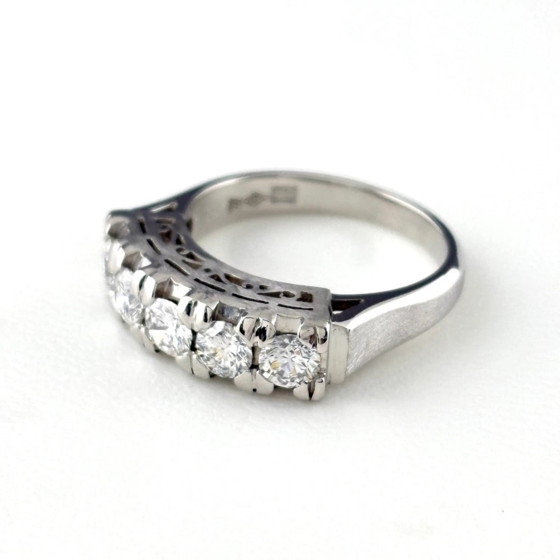 MELEE DIAMOND PLATINUM RING PT900 DIAMOND: Melee Diamond Platinum Ring Pt900 Diamond Brand: Unbranded Type/Style: Ring Material: Pt900, Main Stone Natural Color: None Size: US6.5 to 7 Accessories: None Accessories Notice: When purchasing