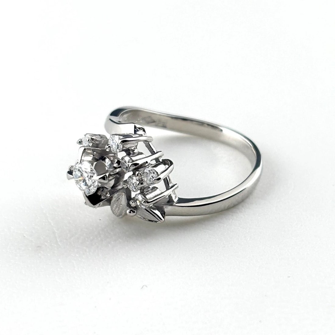 MELEE DIAMOND DESIGN RING PLATINUM RING PT900 DIAMOND: Melee Diamond Design Ring Platinum Ring Pt900 Diamond Brand: Unbranded Type/Style: Ring Material: Pt900, Main Stone Natural Color: None Size: US6.5 Accessories: None Accessories Notice: When