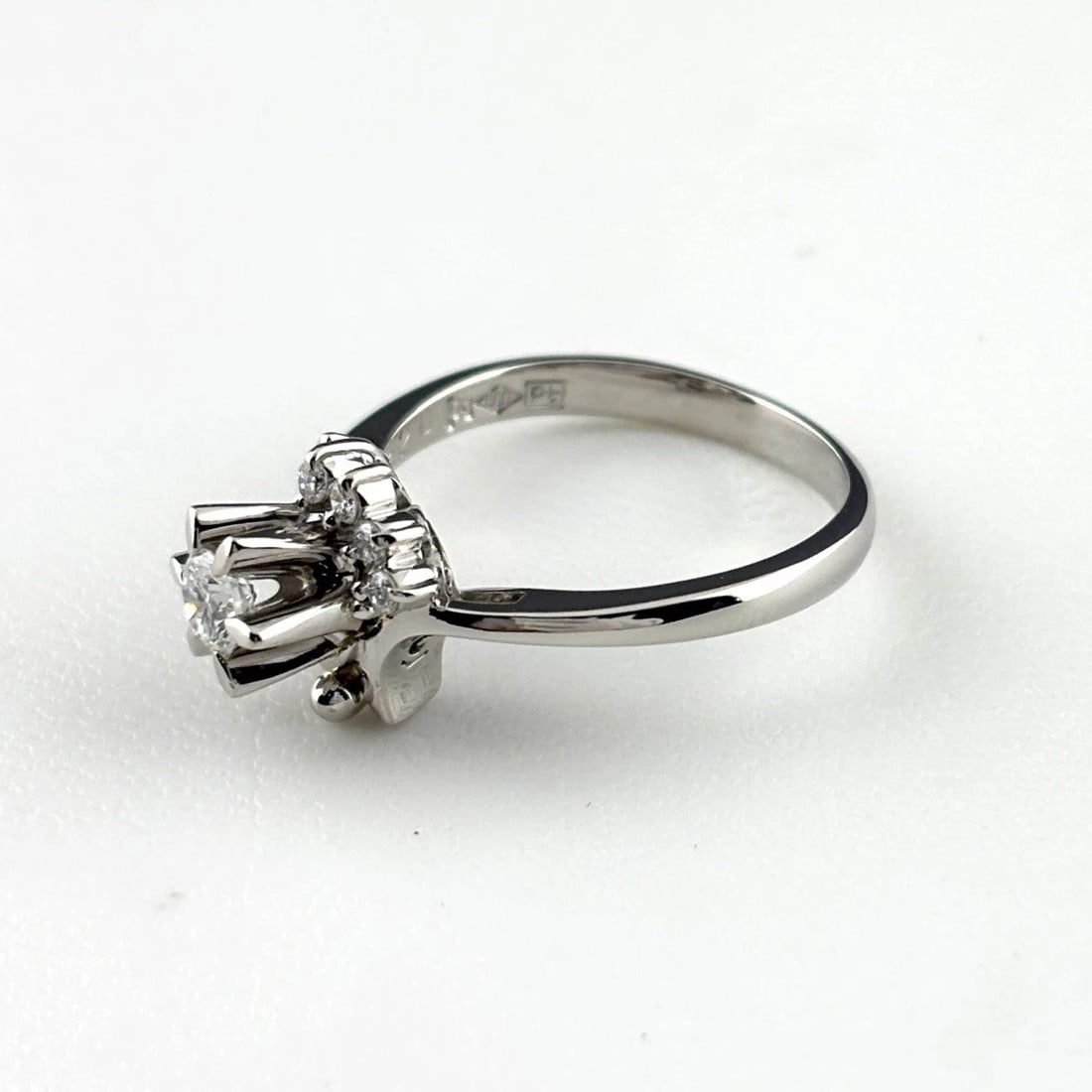 DIAMOND PLATINUM RING MELEE DIAMOND RING PT900 DIAMOND: Diamond Platinum Ring Melee Diamond Ring Pt900 Diamond Brand: Unbranded Type/Style: Ring Material: Pt900, Main Stone Natural Color: None Size: US6 Accessories: None Accessories Notice: When