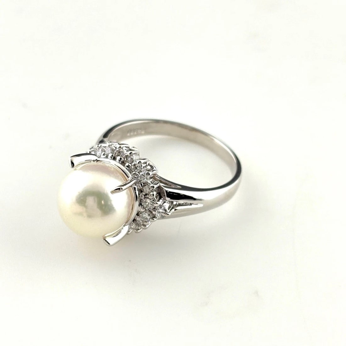 PEARL DESIGN RING PLATINUM MELEE DIAMOND PEARL RING: Pearl Design Ring Platinum Melee Diamond Pearl Ring Brand: Unbranded Type/Style: Ring Material: Pt900, Main Stone Pearl /Secondary Stone:Natural Color: None Size: US6.5 Accessories: None Accessories