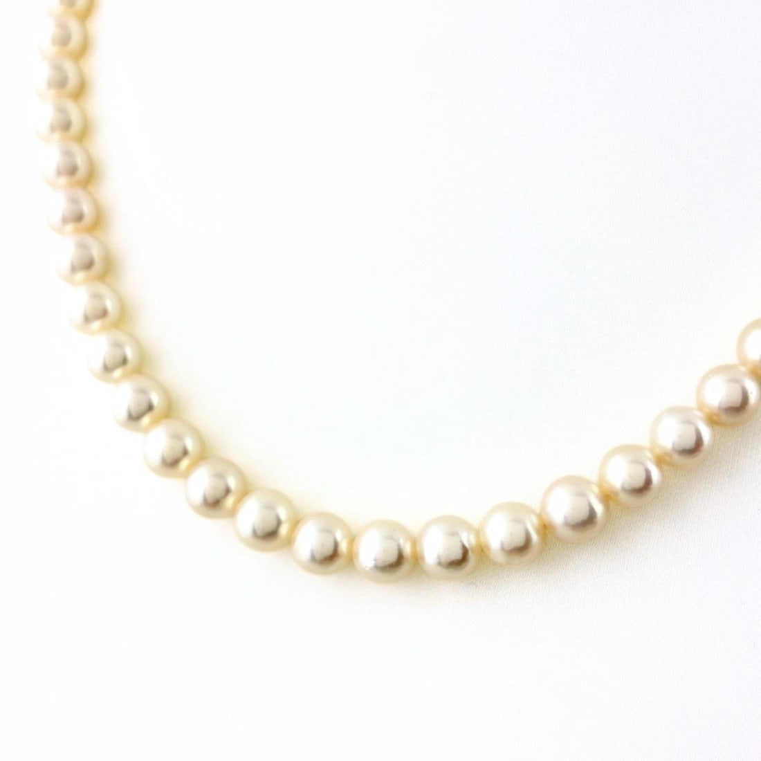 TASAKI PEARL NECKLACE SILVER PEARL NECKLACE: Tasaki Pearl Necklace Silver Pearl Necklace Brand: TASAKI Type/Style: Necklace Material: SV, Main Stone Pearl /Secondary Stone:Natural Color: None Size: 43cm(16.9") Accessories: None Accessories