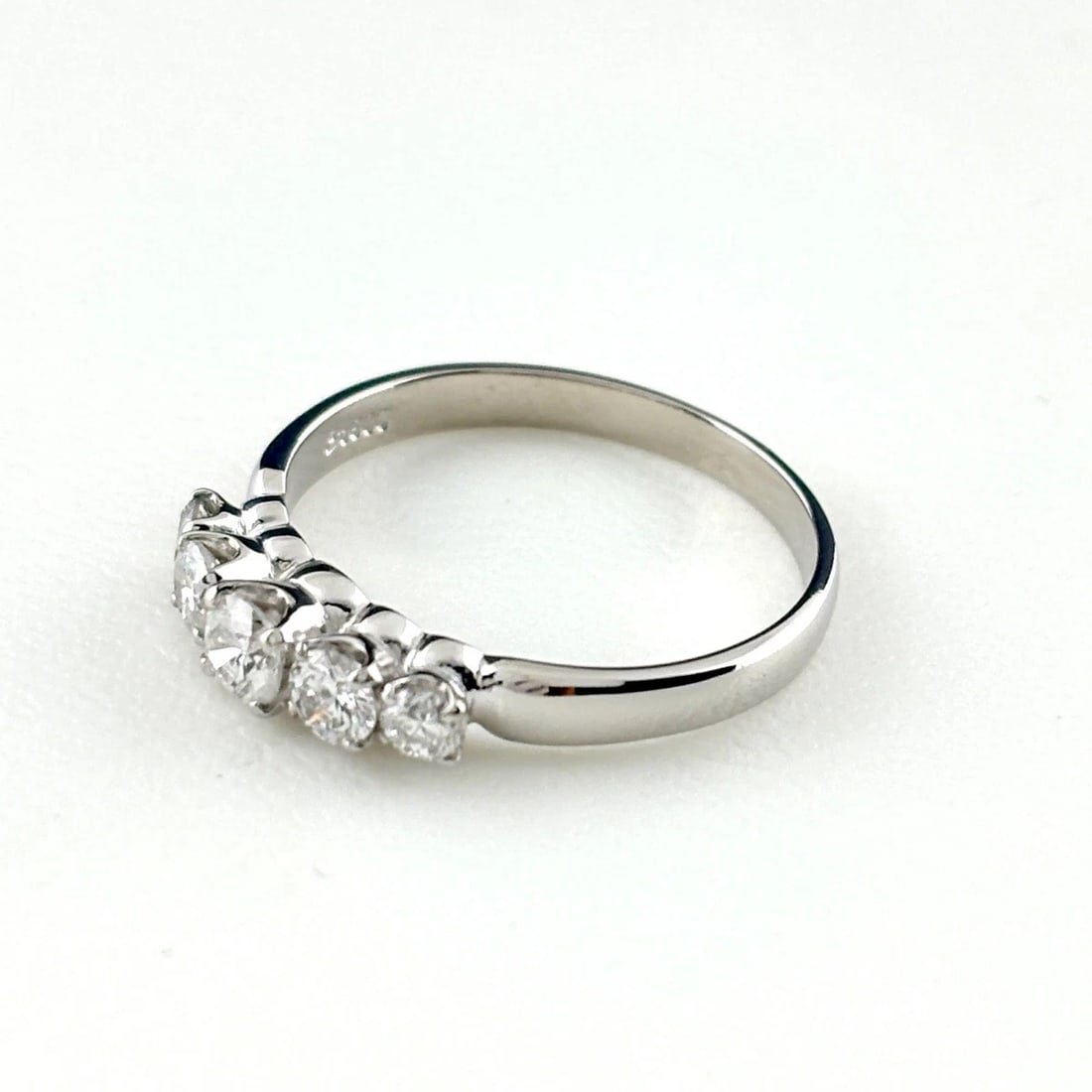 MELEE DIAMOND PLATINUM RING DIAMOND: Melee Diamond Platinum Ring Diamond Brand: Unbranded Type/Style: Ring Material: Pt900, Main Stone Natural Color: None Size: US6 to 6.5 Accessories: None Accessories Notice: When purchasing
