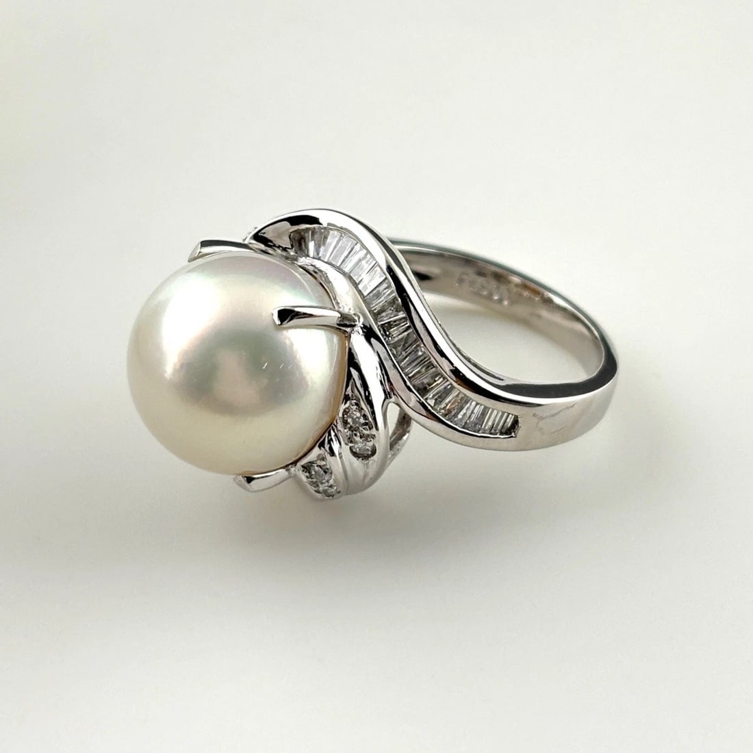 PEARL DESIGN RING PLATINUM MELEE DIAMOND PEARL RING: Pearl Design Ring Platinum Melee Diamond Pearl Ring Brand: Unbranded Type/Style: Ring Material: Pt900, Main Stone Pearl /Secondary Stone:Natural Color: None Size: US5.5 Accessories: None Accessories