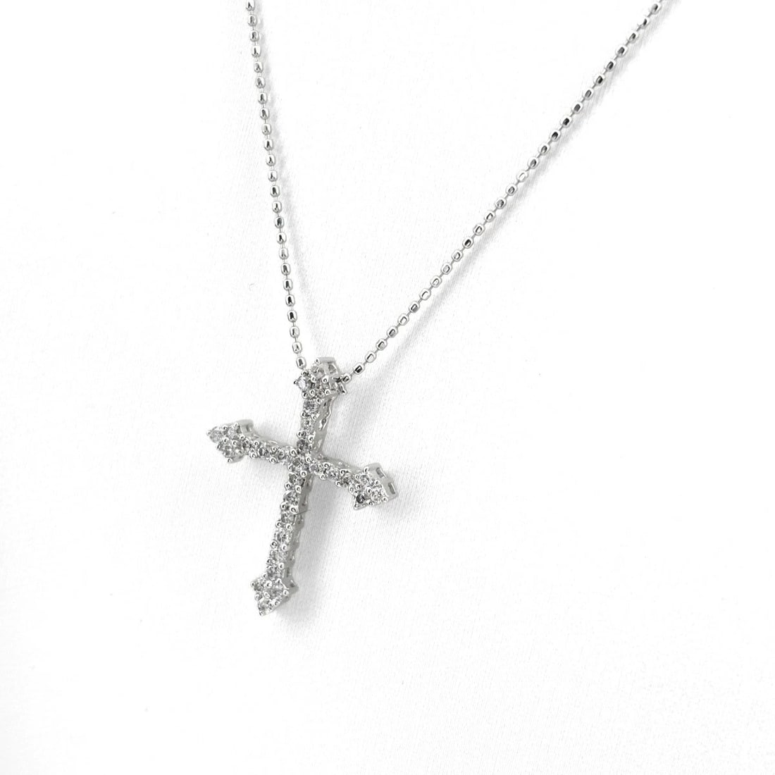 CROSS MOTIF DESIGN NECKLACE WG PENDANT MELEE DIAMOND (1 of 3)