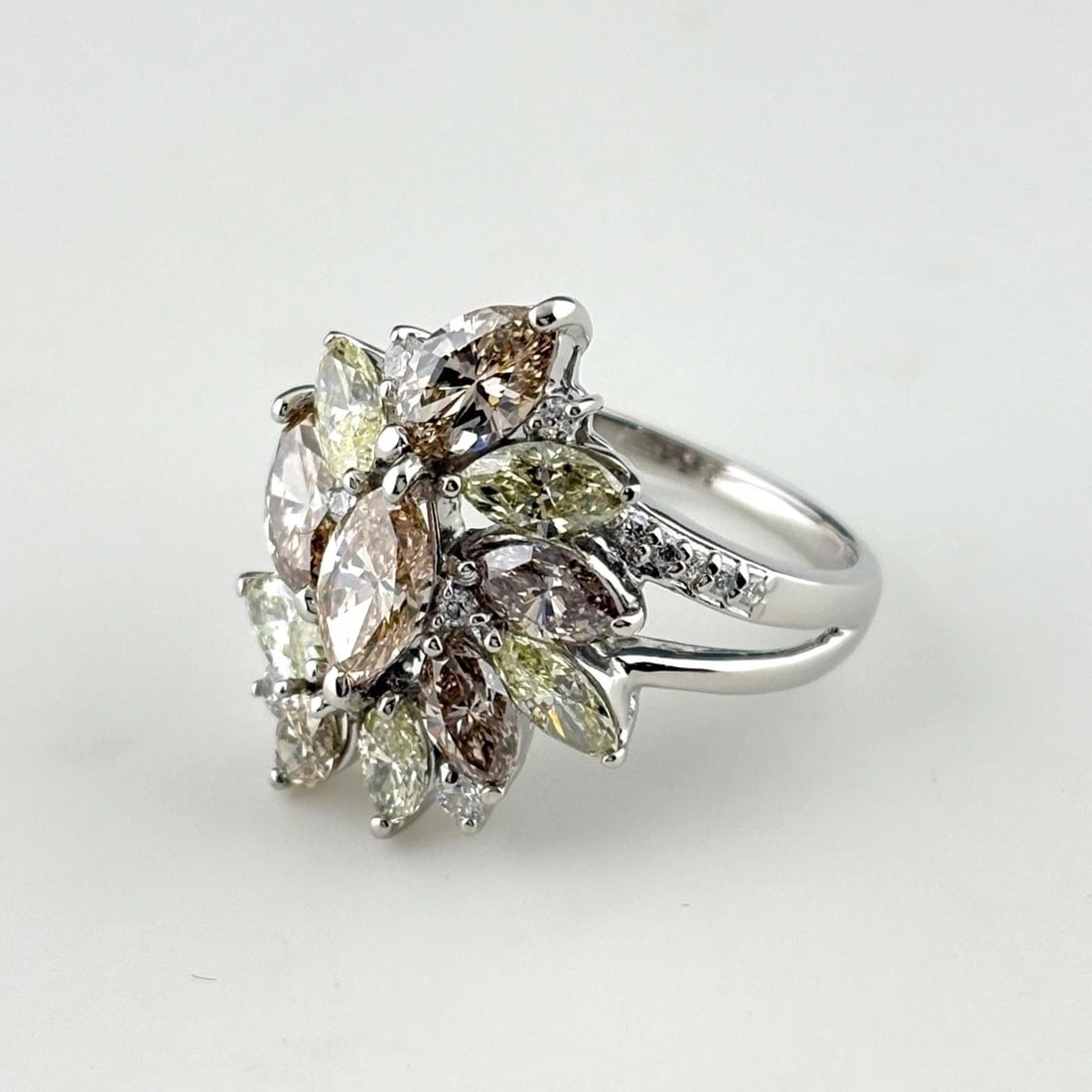 FLOWER MOTIF PLATINUM RING MELEE DIAMOND FLOWER RING: Flower Motif Platinum Ring Melee Diamond Flower Ring Brand: Unbranded Type/Style: Ring Material: Pt900, Main Stone Natural Color: None Size: US7.5 to 8 Accessories: None Accessories Notice