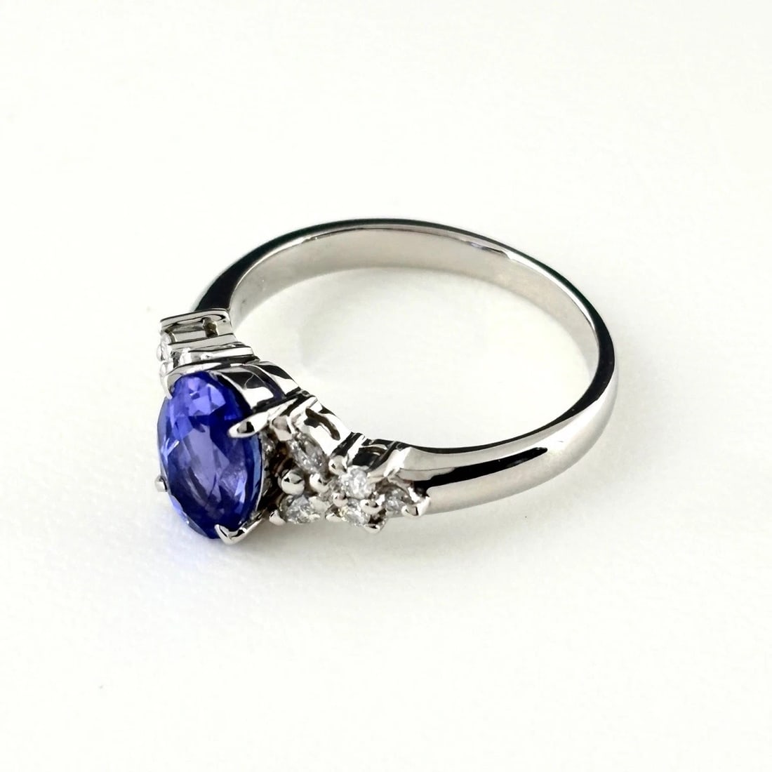 TANZANITE DESIGN RING PLATINUM MELEE DIAMOND RING: Tanzanite Design Ring Platinum Melee Diamond Ring Brand: Unbranded Type/Style: Ring Material: Pt900, Main Stone Tanzanite /Secondary Stone:Natural Color: None Size: US6.5 to 7 Accessories: None
