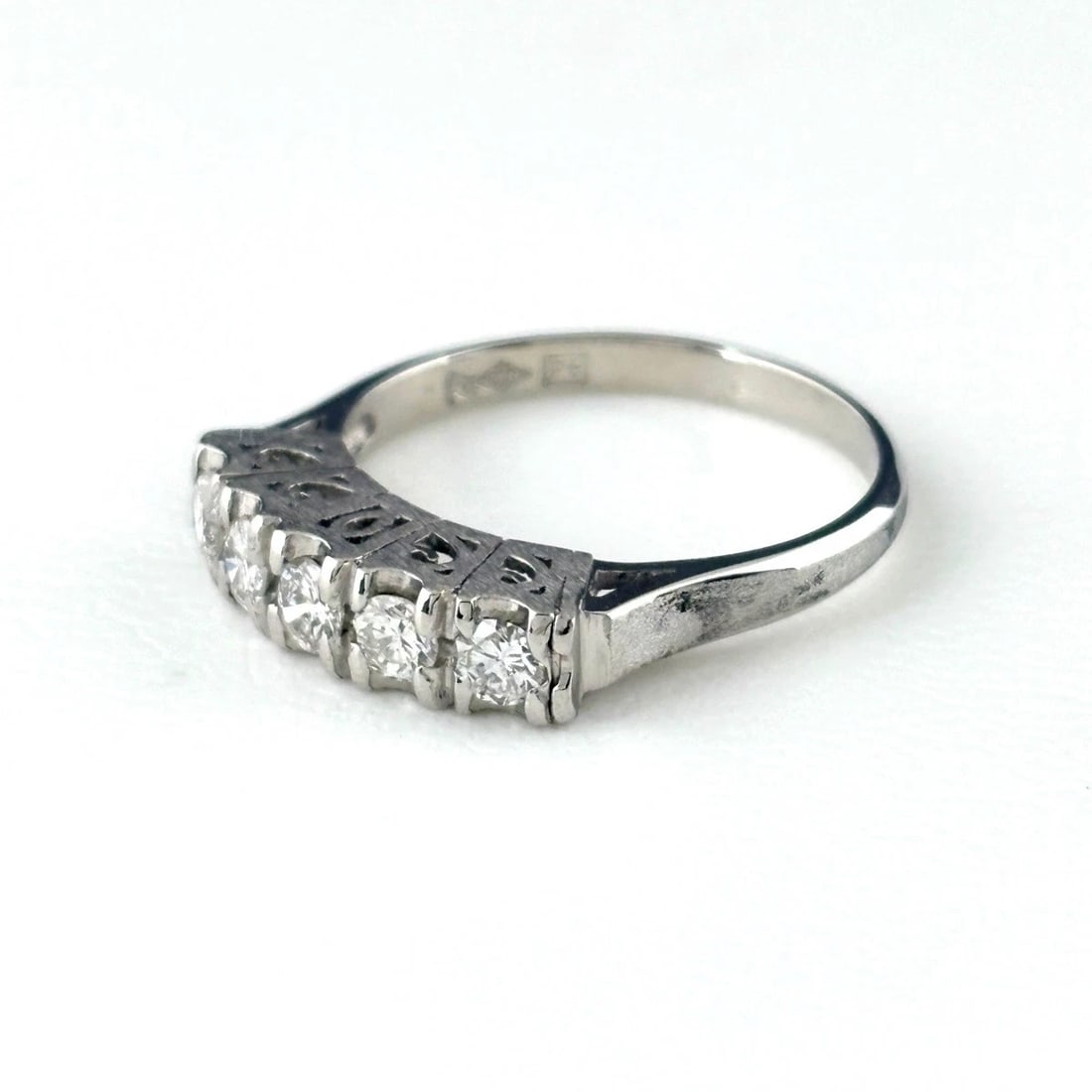 MELEE DIAMOND DESIGN PLATINUM RING: Melee Diamond Design Platinum Ring Brand: Unbranded Type/Style: Ring Material: Pt900, Main Stone Natural Color: None Size: US6.5 Accessories: None Accessories Notice: When purchasing pre-o