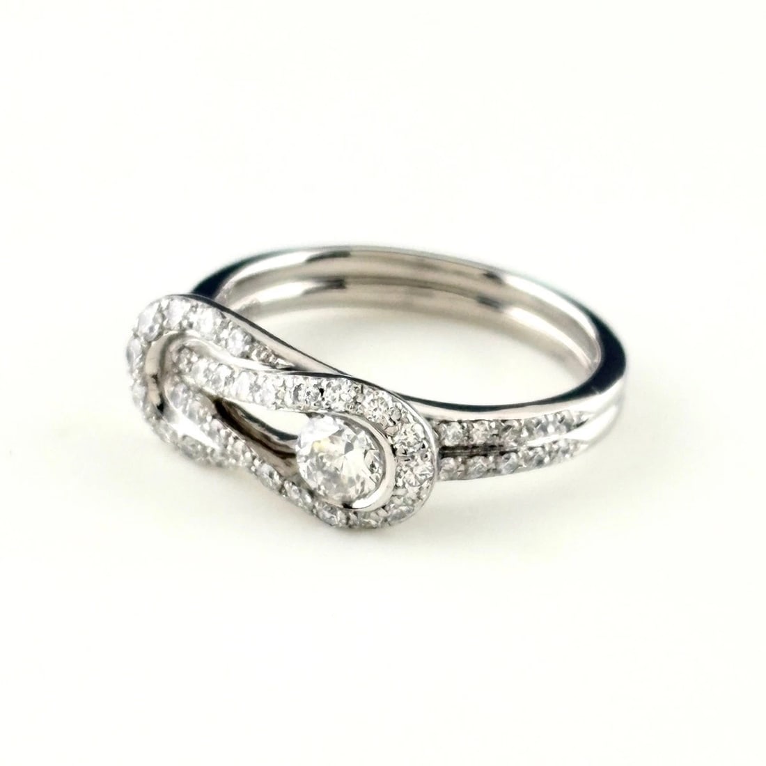 DIAMOND DESIGN RING PLATINUM MELEE DIAMOND RING PT900: Diamond Design Ring Platinum Melee Diamond Ring Pt900 Brand: Unbranded Type/Style: Ring Material: Pt900, Main Stone Natural Color: None Size: US4.5 to 5 Accessories: None Accessories Notice: When