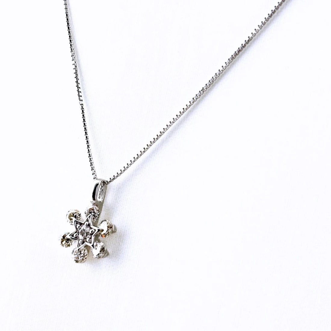 FLOWER MOTIF DESIGN NECKLACE WG PENDANT MELEE DIAMOND: Flower Motif Design Necklace Wg Pendant Melee Diamond Brand: Unbranded Type/Style: Necklace Material: 18K WG, Main Stone Natural Color: WG Size: 13.1x8.1mm(0.5") Accessories: None Accessories Notice: