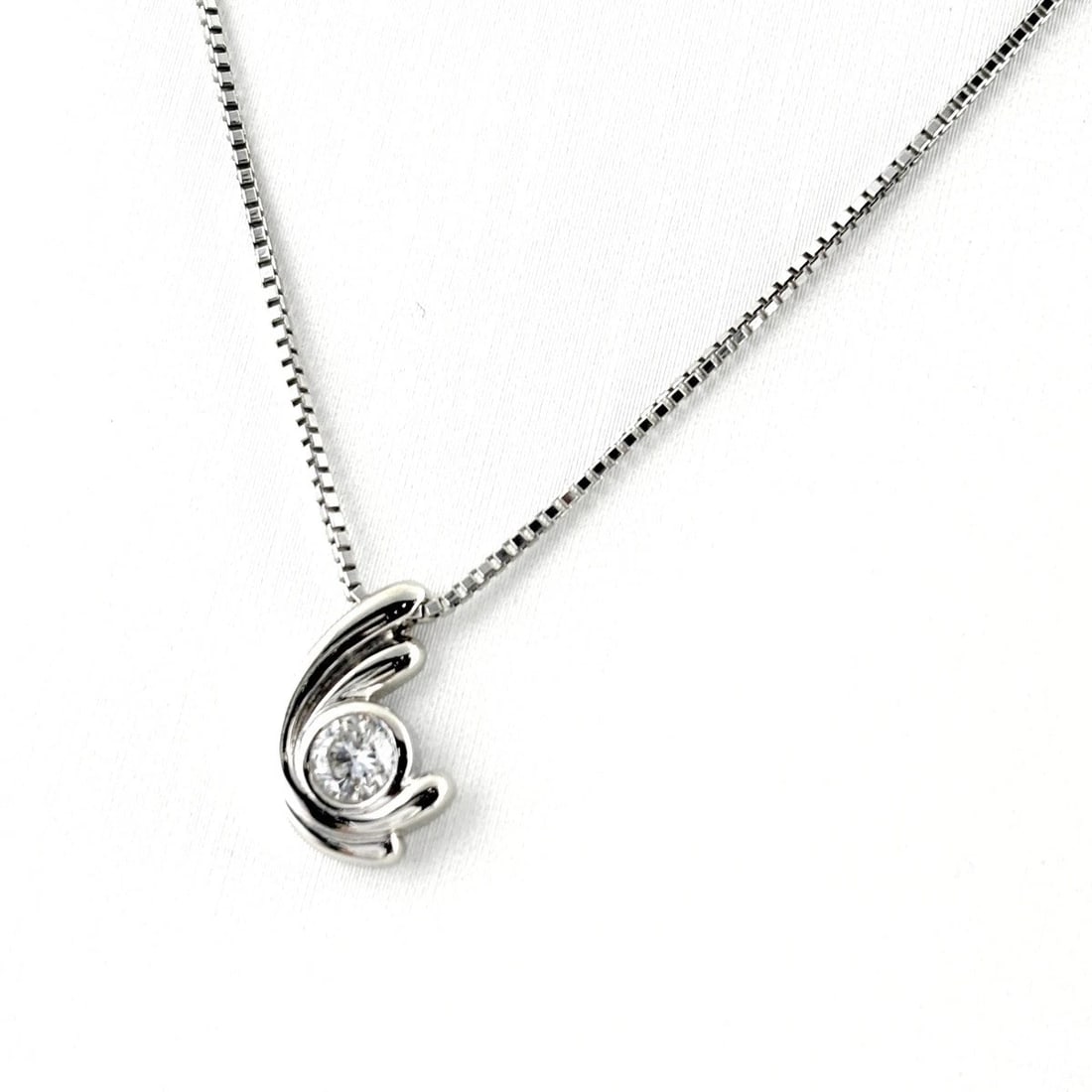 MELEE DIAMOND DESIGN NECKLACE PLATINUM PENDANT NECKLACE: Melee Diamond Design Necklace Platinum Pendant Necklace Brand: Unbranded Type/Style: Necklace Material: Pt850, Main Stone Natural Color: None Size: 12.2x7.6mm(0.5") Accessories: None Accessories