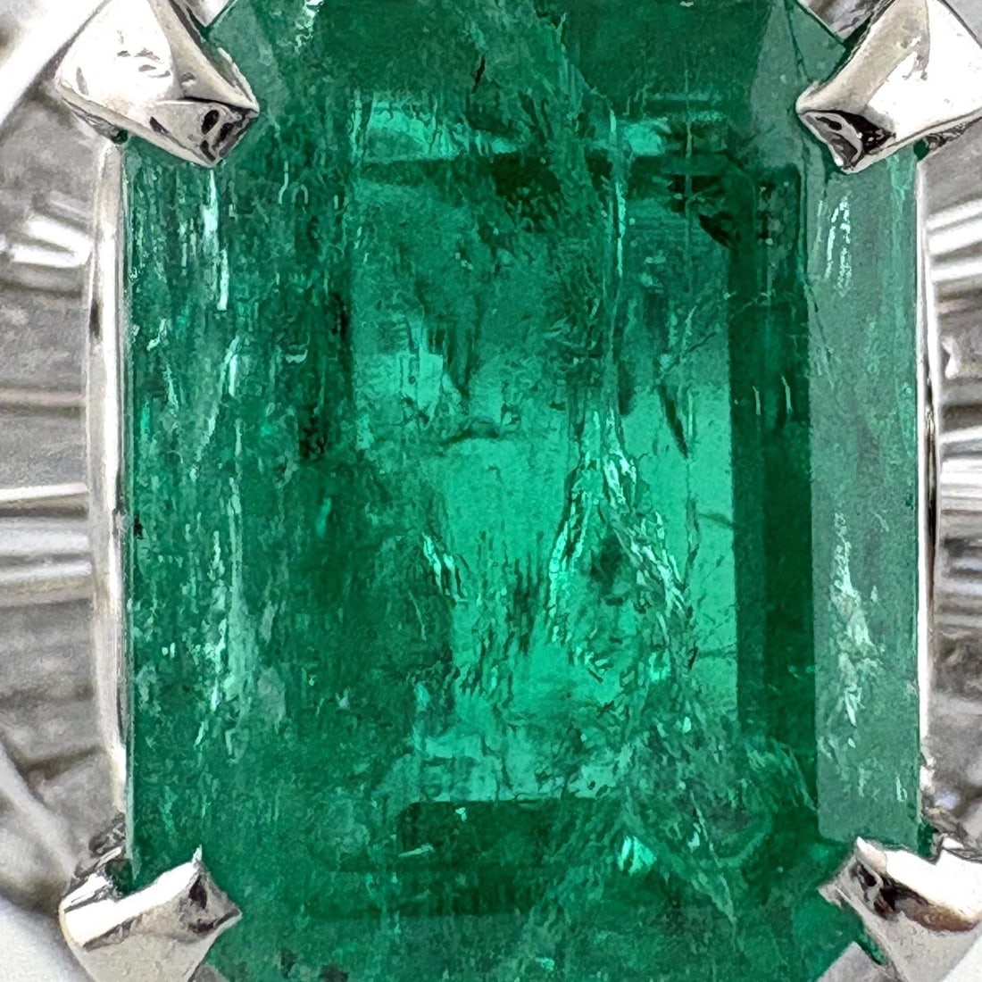 EMERALD DESIGN RING PLATINUM MELEE DIAMOND RING - 2