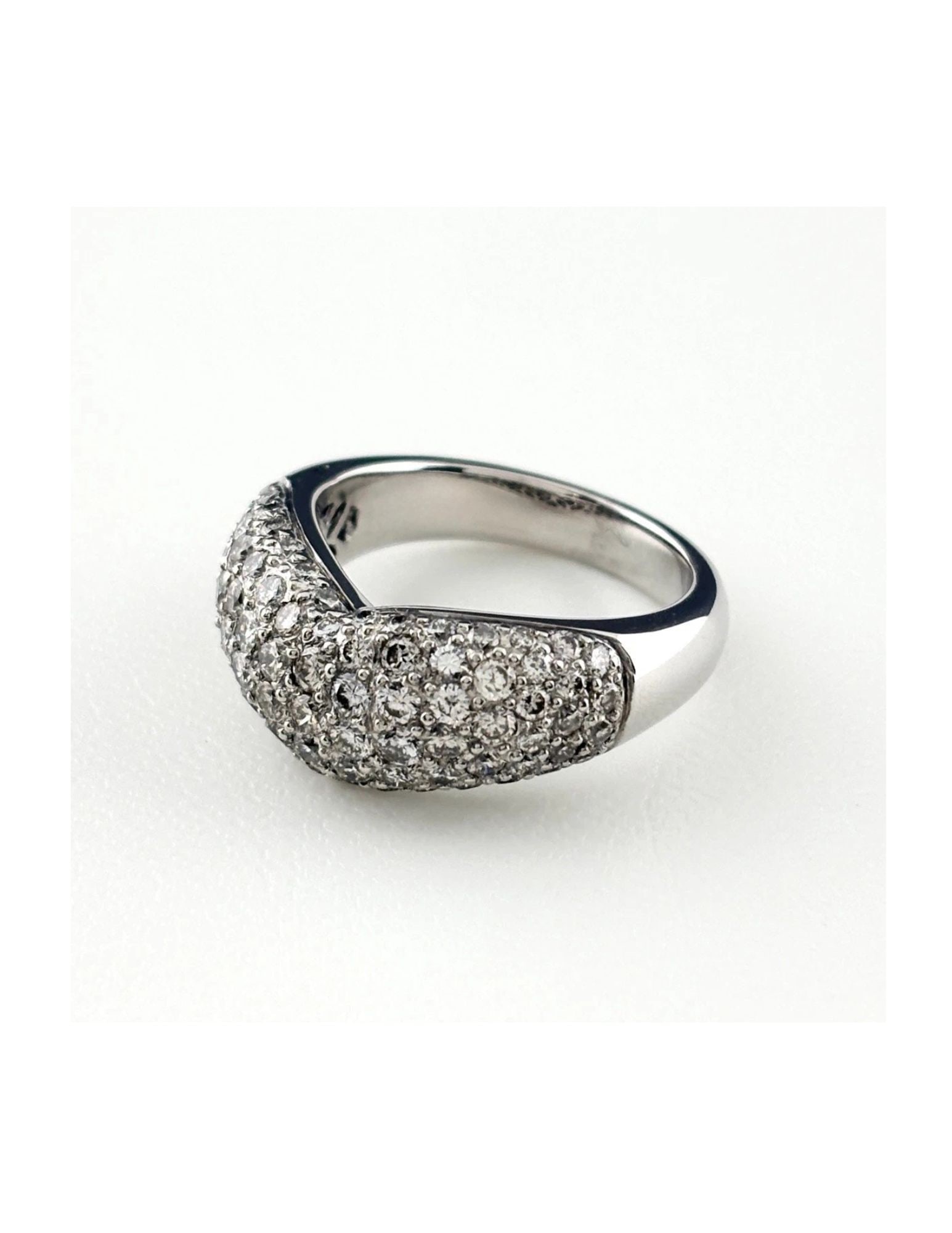 MELEE DIAMOND RING 18K DIAMOND: Melee Diamond Ring 18K Diamond Brand: Unbranded Type/Style: Ring Material: 18K, Main Stone Natural Color: None Size: US6.5 Accessories: None Accessories Notice: When purchasing pre-owned g
