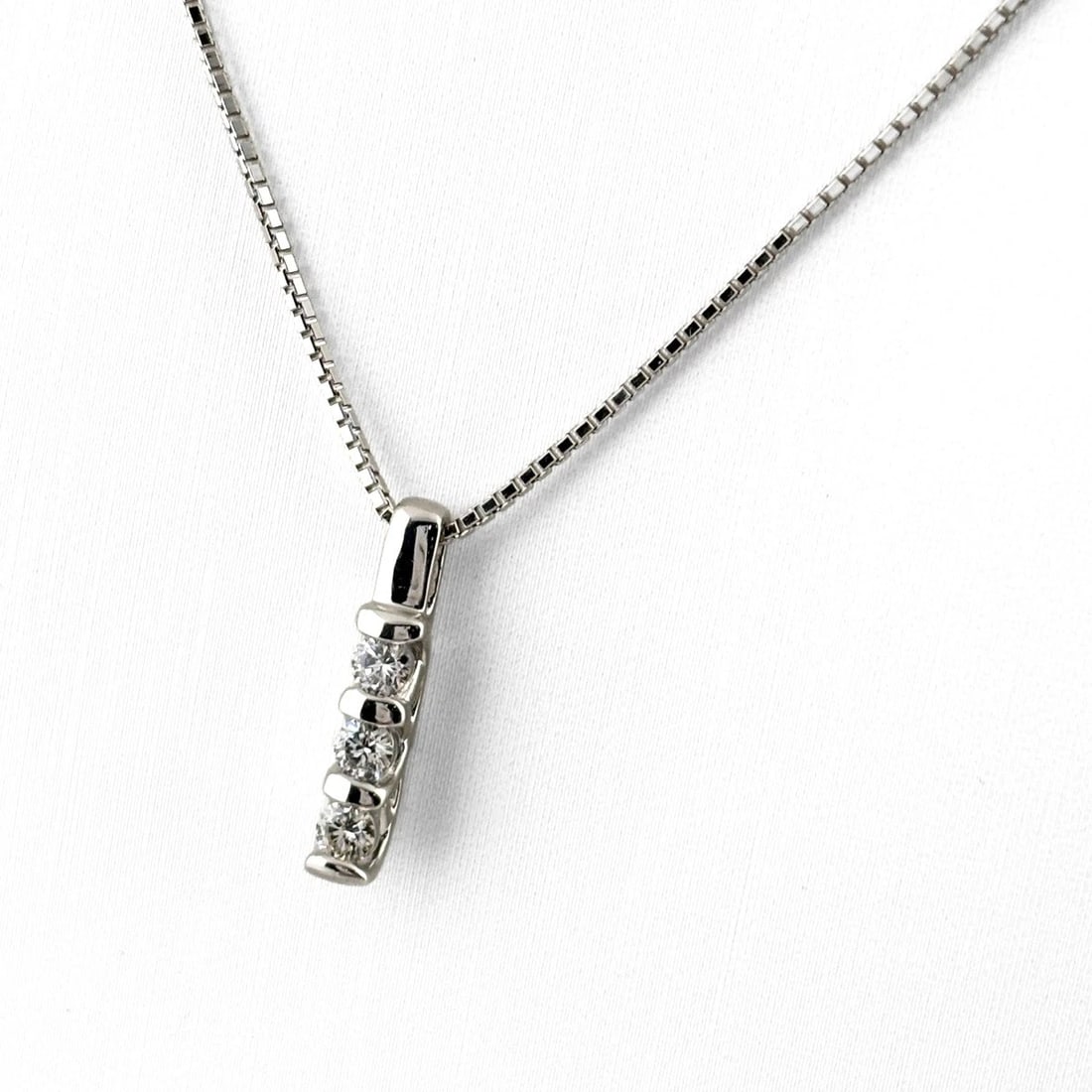 MELEE DIAMOND DESIGN NECKLACE WG PENDANT NECKLACE 18K (1 of 3)