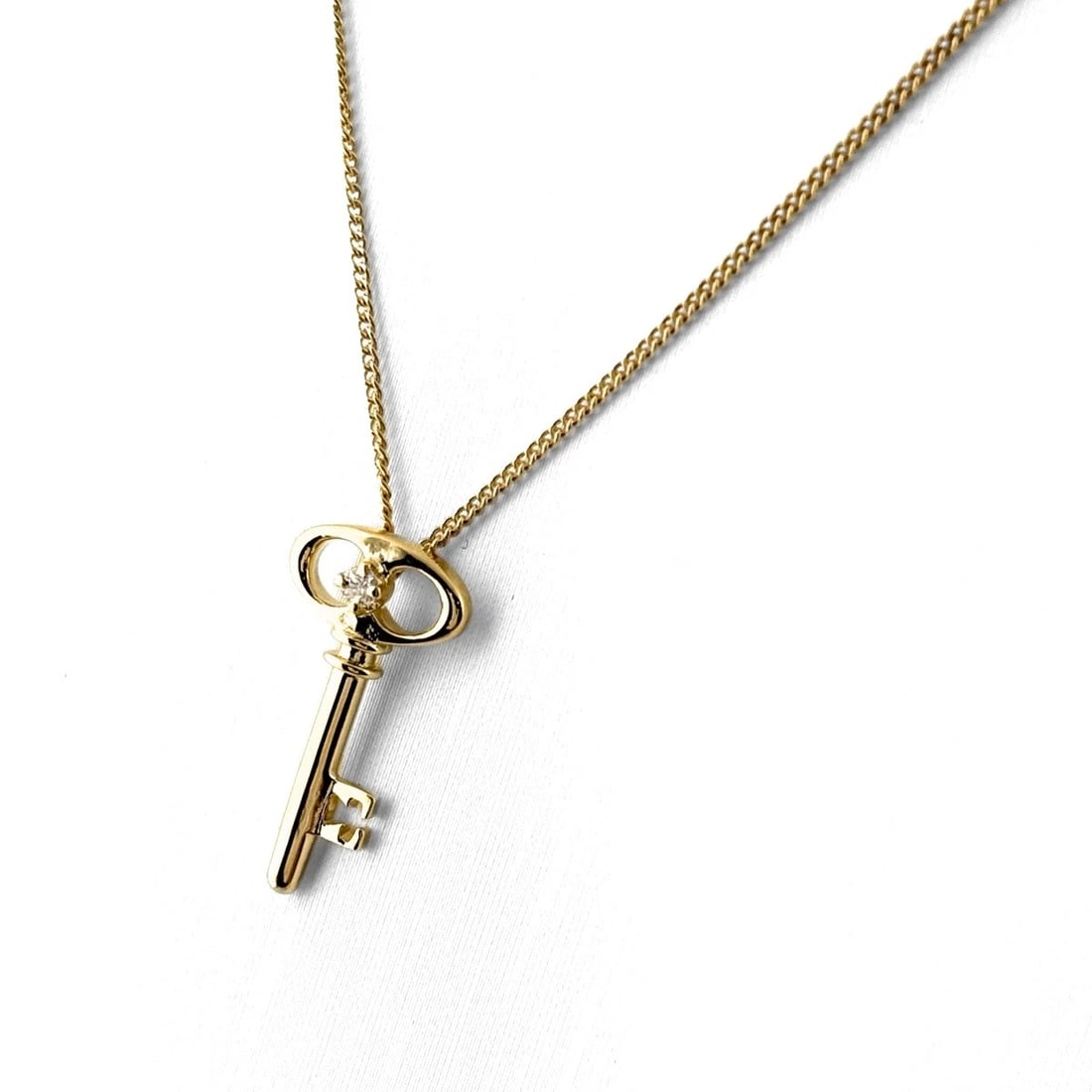 MIKIMOTO KEY MOTIF NECKLACE YG PENDANT KEY MELEE DIAMOND: Mikimoto Key Motif Necklace Yg Pendant Key Melee Diamond Brand: MIKIMOTO Type/Style: Necklace Material: 18K YG, Main Stone Natural Color: YG Size: 18.6x9.7mm(0.7") Accessories: None Accessories