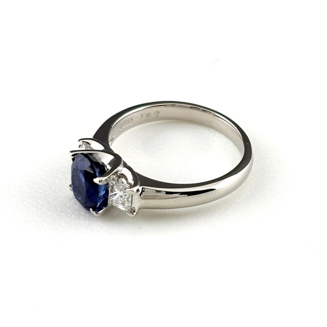 SAPPHIRE PLATINUM RING MELEE DIAMOND RING: Sapphire Platinum Ring Melee Diamond Ring Brand: Unbranded Type/Style: Ring Material: Pt900, Main Stone Sapphire /Secondary Stone:Natural Color: None Size: US6 to 6.5 Accessories: None Accessories