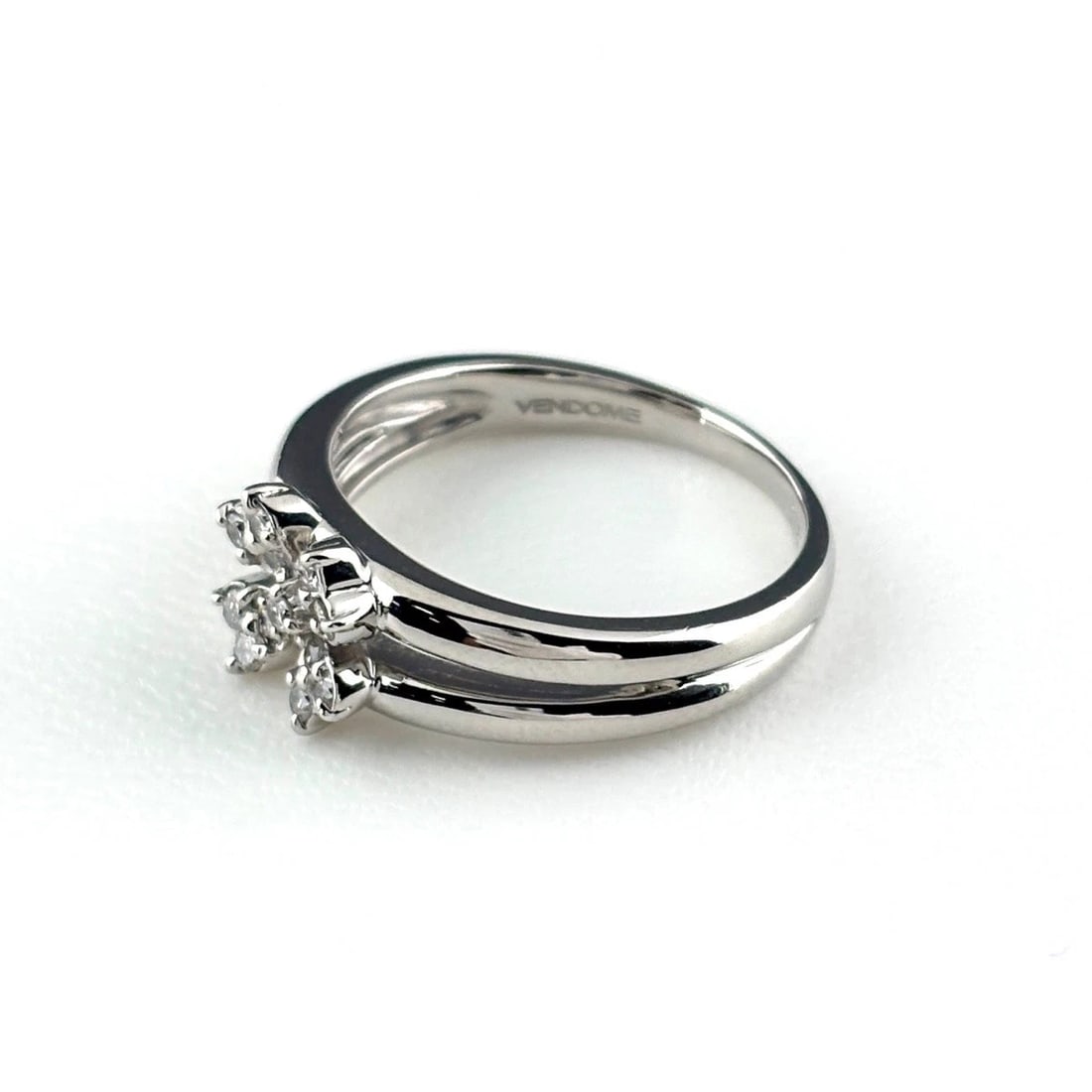 VENDOME AOYAMA MELEE DIAMOND RING PLATINUM RING: Vendome Aoyama Melee Diamond Ring Platinum Ring Brand: VENDOME AOYAMA Type/Style: Ring Material: Pt900, Main Stone Natural Color: None Size: US5 Accessories: None Accessories Notice: When purchasing