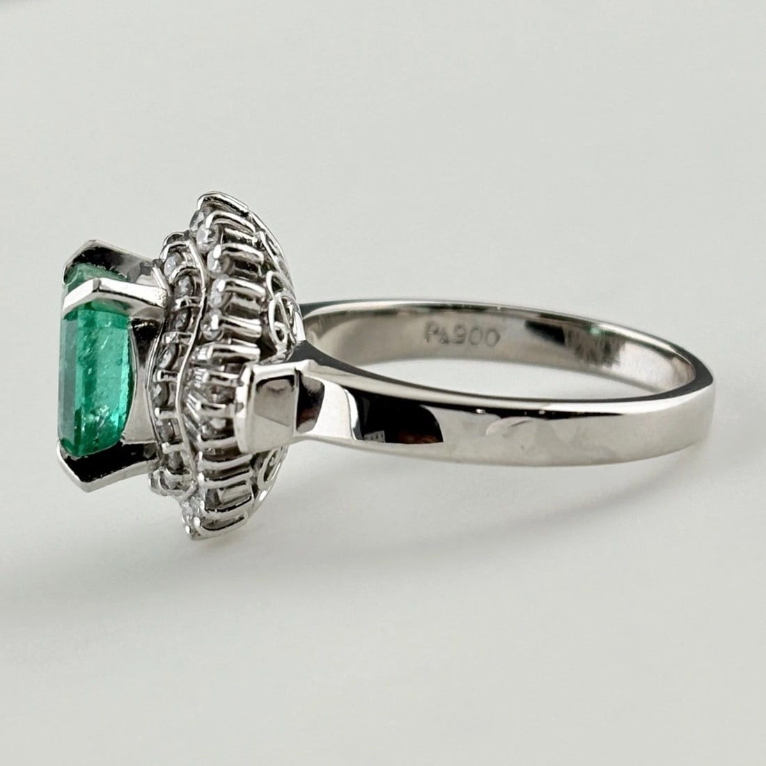 EMERALD DESIGN RING PLATINUM RING MELEE DIAMOND RING: Emerald Design Ring Platinum Ring Melee Diamond Ring Brand: Unbranded Type/Style: Ring Material: Pt900, Main Stone Emerald /Secondary Stone:Natural Color: None Size: US6.5 Accessories: None