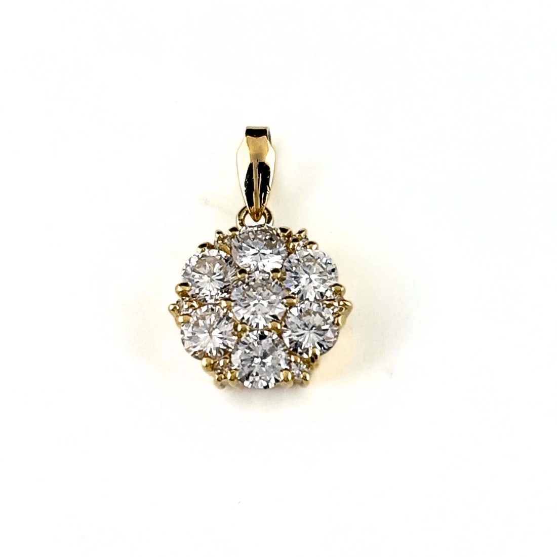 MELEE DIAMOND DESIGN YG PENDANT HEAD: Melee Diamond Design Yg Pendant Head Brand: Unbranded Type/Style: Pendant Head Material: 18K YG, Main Stone Natural Color: YG Size: 15.9x10.7mm(0.6") Accessories: None Accessories Notice: When