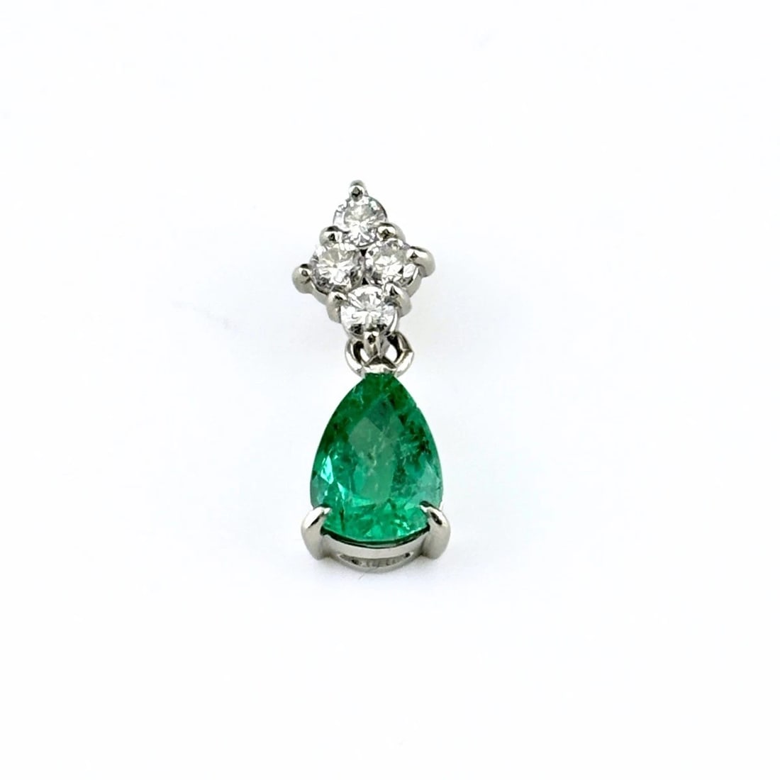 EMERALD PLATINUM MELEE DIAMOND PENDANT HEAD PT900 DIAMOND: Emerald Platinum Melee Diamond Pendant Head Pt900 Diamond Brand: Unbranded Type/Style: Pendant Head Material: Pt900, Main Stone Emerald /Secondary Stone:Natural Color: None Size: 17.7x6.5mm(0.7")