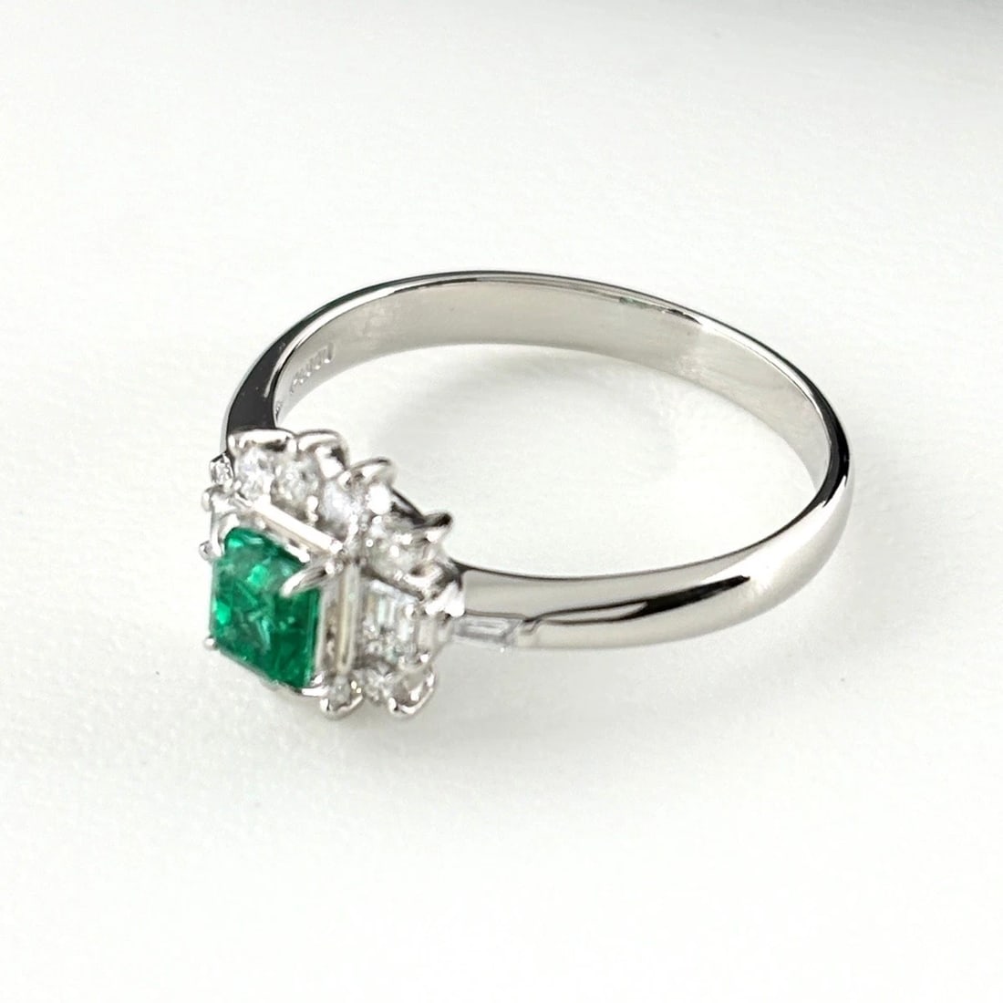 EMERALD DESIGN RING PLATINUM MELEE DIAMOND RING: Emerald Design Ring Platinum Melee Diamond Ring Brand: Unbranded Type/Style: Ring Material: Pt900, Main Stone Emerald /Secondary Stone:Natural Color: None Size: US8 Accessories: None Accessories