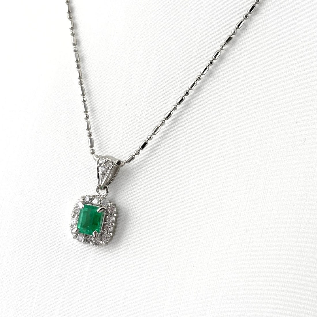 EMERALD DESIGN NECKLACE PLATINUM PENDANT MELEE DIAMOND NECKLACE: Emerald Design Necklace Platinum Pendant Melee Diamond Necklace Brand: Unbranded Type/Style: Necklace Material: Pt900, Main Stone Emerald /Secondary Stone:Natural Color: None Size: 16.8x8.7mm(0.7")