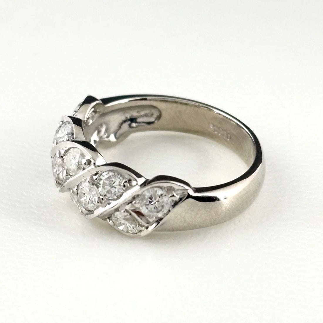 MELEE DIAMOND PLATINUM RING PT900 DIAMOND: Melee Diamond Platinum Ring Pt900 Diamond Brand: Unbranded Type/Style: Ring Material: Pt900, Main Stone Natural Color: None Size: US6 to 6.5 Accessories: None Accessories Notice: When purchasing
