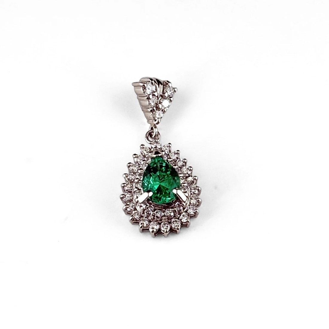 EMERALD DESIGN PENDANT HEAD PLATINUM MELEE DIAMOND: Emerald Design Pendant Head Platinum Melee Diamond Brand: Unbranded Type/Style: Pendant Head Material: Pt900, Main Stone Emerald /Secondary Stone:Natural Color: None Size: 25.5x12.2mm(1.0")