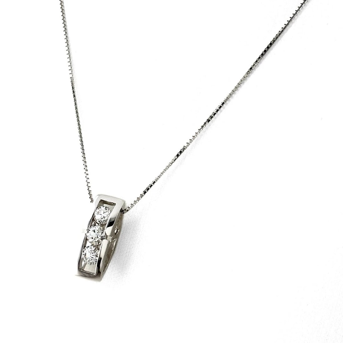 MELEE DIAMOND PLATINUM WG PENDANT DIAMOND NECKLACE: Melee Diamond Platinum Wg Pendant Diamond Necklace Brand: Unbranded Type/Style: Necklace Material: Pt850, Main Stone Natural Color: None Size: 16.3x5.6mm(0.6") Accessories: None Accessories Notice: