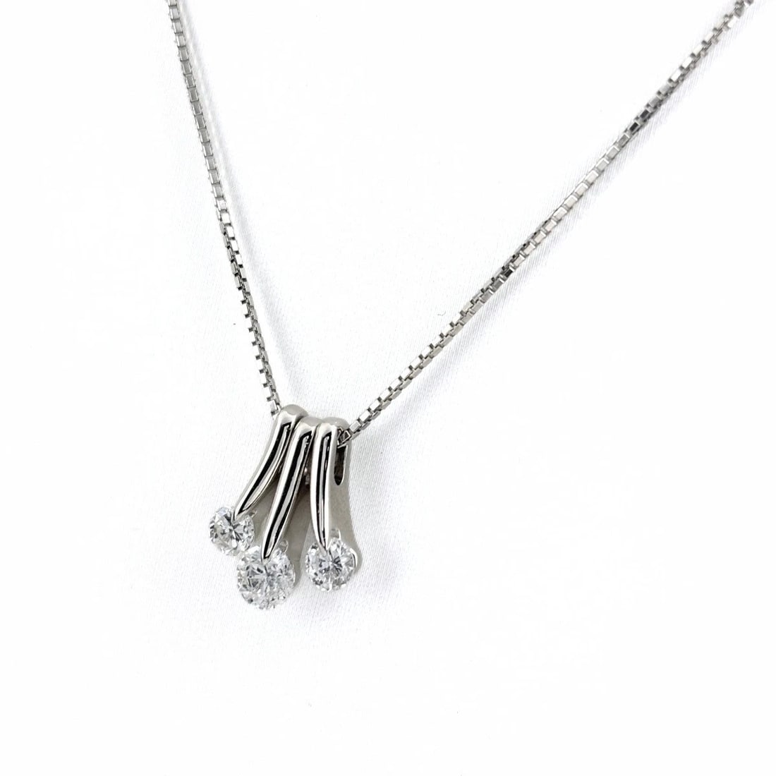 DIAMOND DESIGN NECKLACE PLATINUM PENDANT NECKLACE: Diamond Design Necklace Platinum Pendant Necklace Brand: Unbranded Type/Style: Necklace Material: Pt900, Main Stone Natural Color: None Size: 16.0x9.9mm(0.6") Accessories: None Accessories Notice: