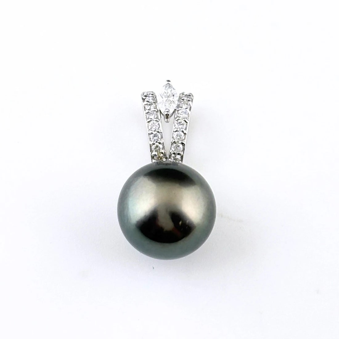 PEARL WG PEARL MELEE DIAMOND PENDANT HEAD 18K: Pearl Wg Pearl Melee Diamond Pendant Head 18K Brand: Unbranded Type/Style: Pendant Head Material: 18K WG, Main Stone Pearl /Secondary Stone:Natural Color: WG Size: 26.1x12.0mm(1.0") Accessories: None