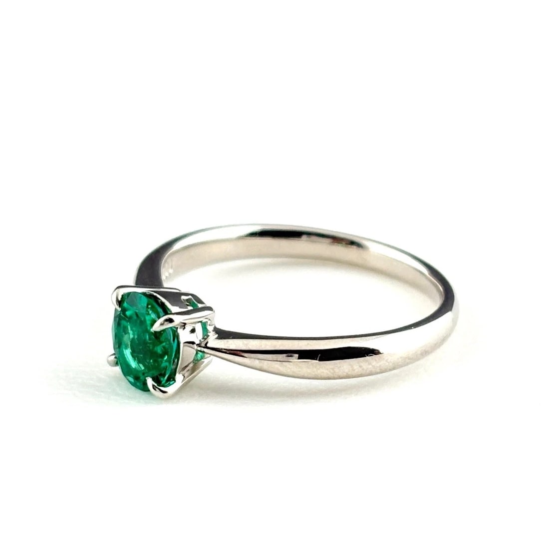 EMERALD DESIGN RING PLATINUM RING EMERALD: Emerald Design Ring Platinum Ring Emerald Brand: Unbranded Type/Style: Ring Material: Pt900, Main Stone Emerald /Secondary Stone:Natural Color: None Size: US6.5 Accessories: None Accessories Notice: