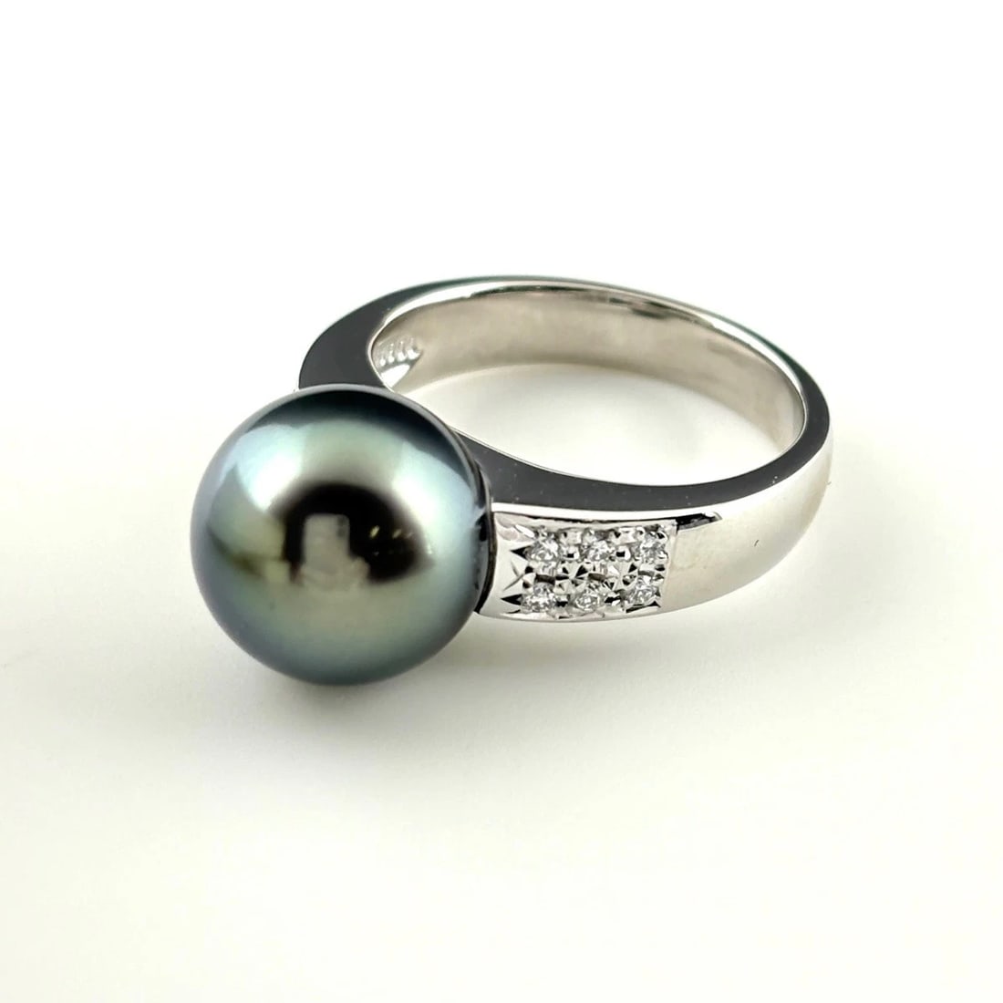 TASAKI PEARL PLATINUM MELEE DIAMOND PEARL RING: Tasaki Pearl Platinum Melee Diamond Pearl Ring Brand: TASAKI Type/Style: Ring Material: Pt900, Main Stone Pearl /Secondary Stone:Natural Color: None Size: US5.5 Accessories: None Accessories Notice:
