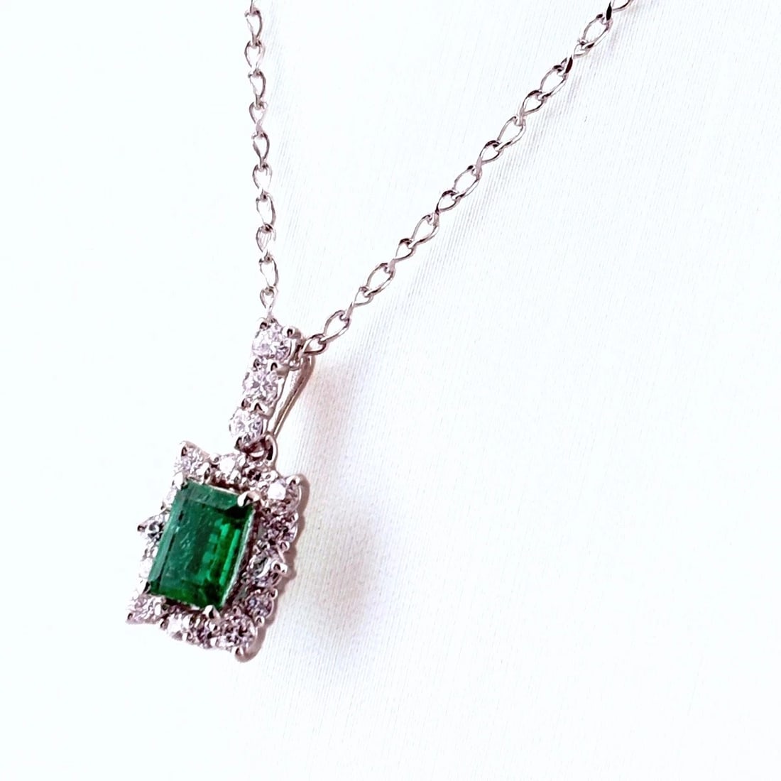 EMERALD DESIGN NECKLACE PLATINUM PENDANT MELEE DIAMOND NECKLACE: Emerald Design Necklace Platinum Pendant Melee Diamond Necklace Brand: Unbranded Type/Style: Necklace Material: Pt900, Main Stone Emerald /Secondary Stone:Natural Color: None Size: 15.9x8.5mm(0.6")