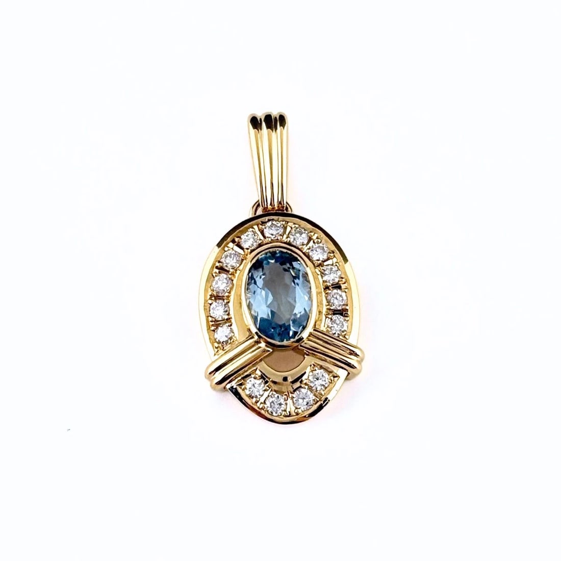 AQUAMARINE DESIGN PENDANT HEAD YG MELEE DIAMOND: Aquamarine Design Pendant Head Yg Melee Diamond Brand: Unbranded Type/Style: Pendant Head Material: 18K YG, Main Stone Aquamarine /Secondary Stone:Natural Color: YG Size: 27.1x13.1mm(1.1")