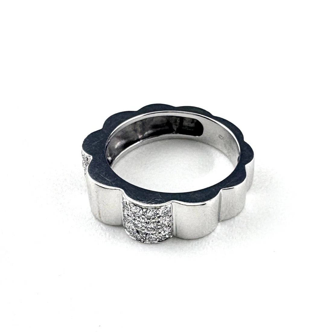 CHANEL CAMELIA RING MELEE DIAMOND RING 750: Chanel Camelia Ring Melee Diamond Ring 750 Brand: CHANEL Type/Style: Ring Material: 750, Main Stone Natural Color: None Size: US5.5 Accessories: None Accessories Notice: When purchasing pre-owned