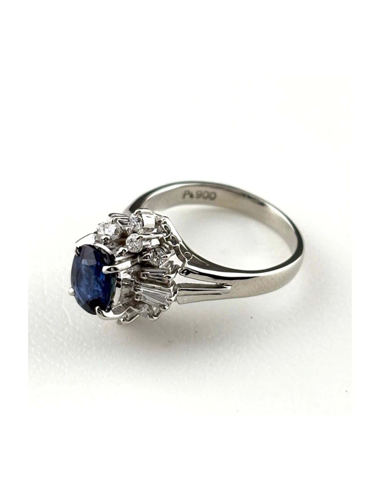 SAPPHIRE DESIGN RING PLATINUM MELEE DIAMOND RING PT900: Sapphire Design Ring Platinum Melee Diamond Ring Pt900 Brand: Unbranded Type/Style: Ring Material: Pt900, Main Stone Sapphire /Secondary Stone:Natural Color: None Size: US4 to 4.5 Accessories: None