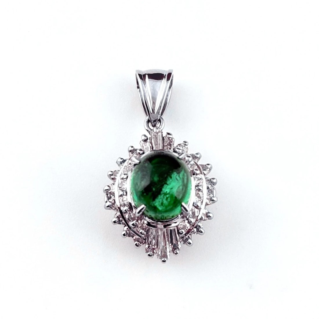 EMERALD PLATINUM MELEE DIAMOND PENDANT HEAD: Emerald Platinum Melee Diamond Pendant Head Brand: Unbranded Type/Style: Pendant Head Material: Pt900, Main Stone Emerald /Secondary Stone:Natural Color: None Size: 22.1x12.4mm(0.9") Accessories: