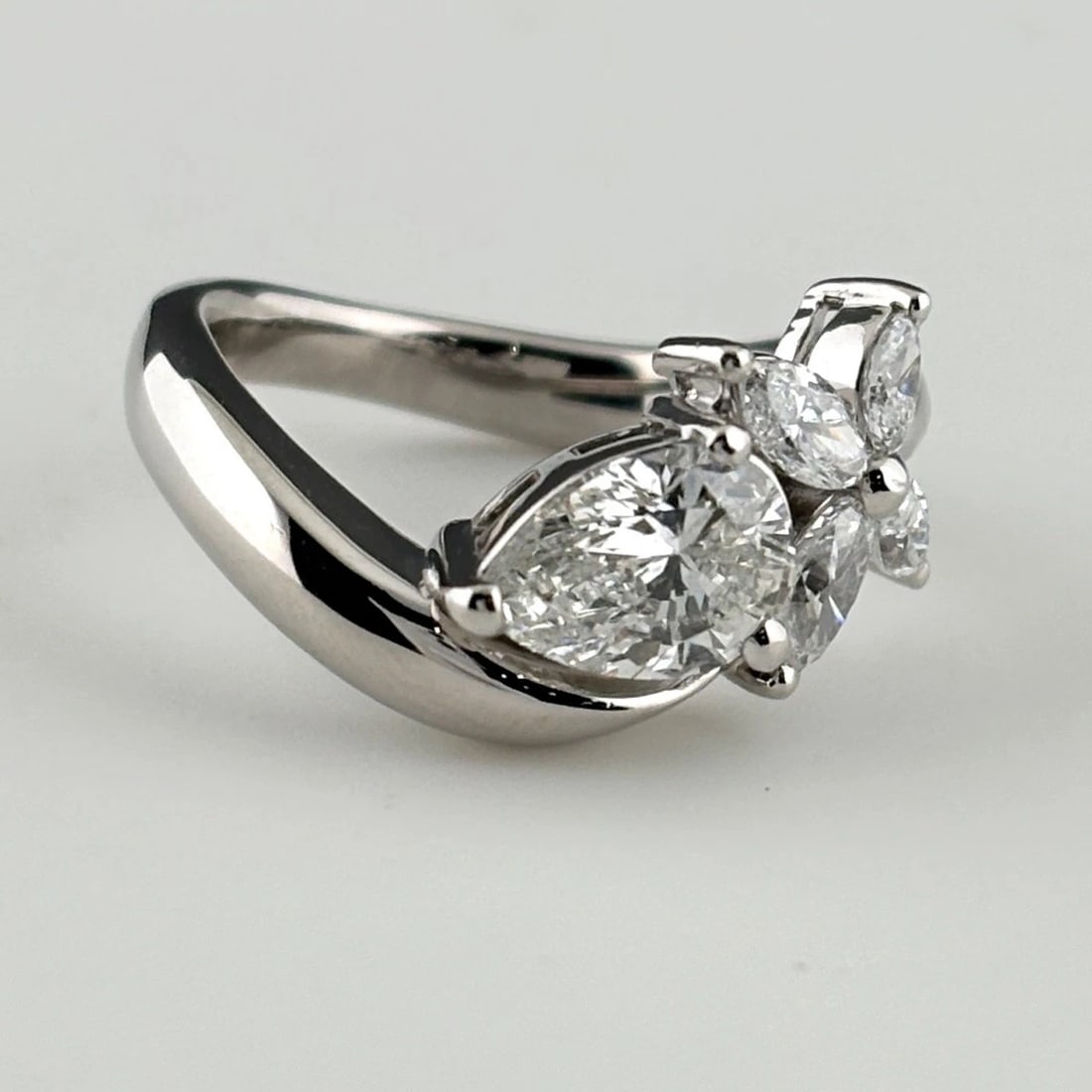 DIAMOND DESIGN RING PLATINUM MELEE DIAMOND RING: Diamond Design Ring Platinum Melee Diamond Ring Brand: Unbranded Type/Style: Ring Material: Pt900, Main Stone Natural Color: None Size: US4 to 4.5 Accessories: None Accessories Notice: Whe
